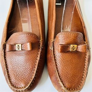 Tory Burch Paula Brown Pebbled Leather Driver Loafers w/ Bow Accent. Size 10.5M